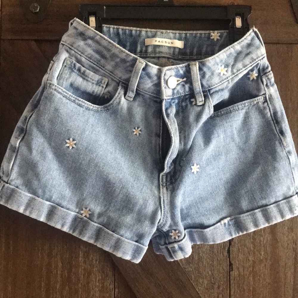 PacSun Daisy embroidered Jean Mom Shorts size 23